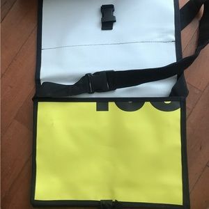 Large Yellow / Black Messenger Bag Montreal Logo